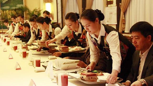 除夕團(tuán)圓夜 致敬年夜飯背后的堅(jiān)守者